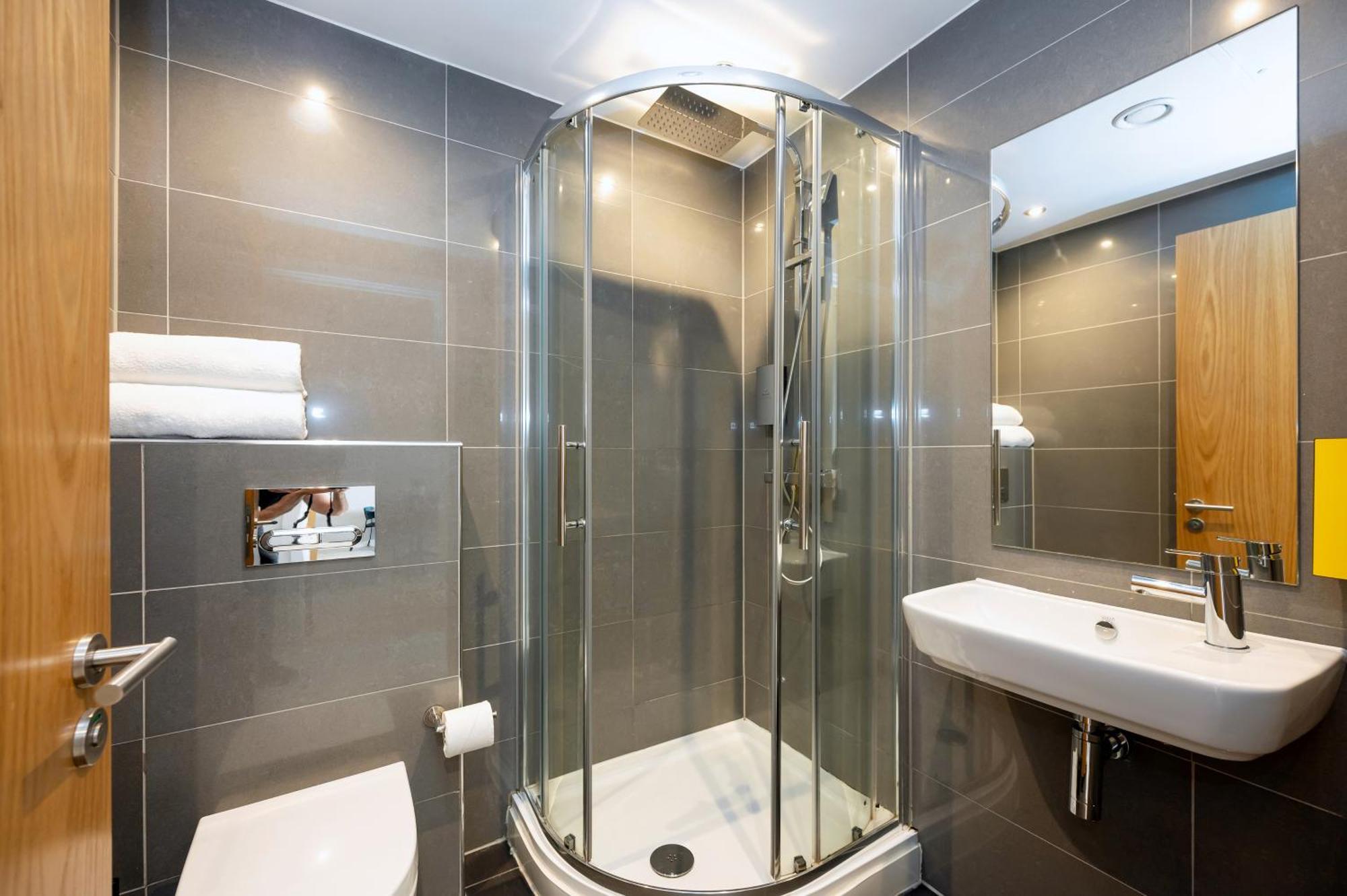 Staycity Waterfront 4*